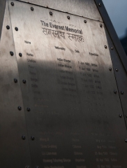 everest-memorial-detail_0