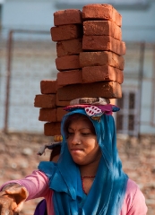 girl-carrying-bricks-in-kathmandu