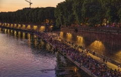 127Toulouse Bastille Day crowd along river_