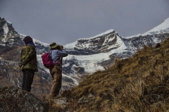 Phub watching Jim shoot the mountain