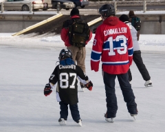 ottawa-rideau-canal-hockey-fans