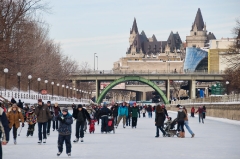 ottawa-rideau-canal-skaters