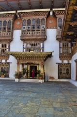 Punakha dzong courtyard